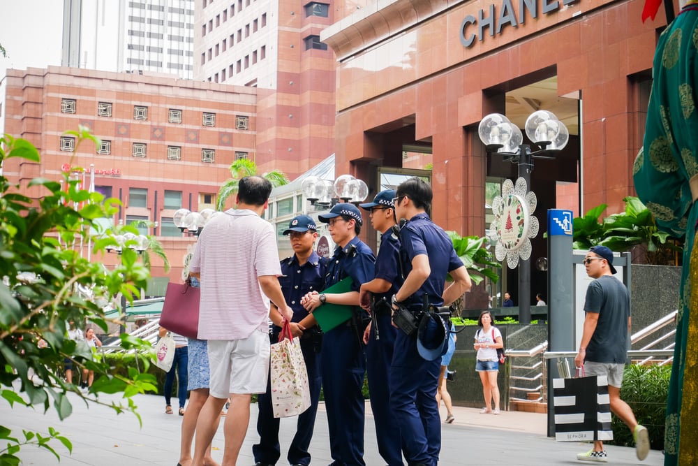 Police interrogating passers-by.