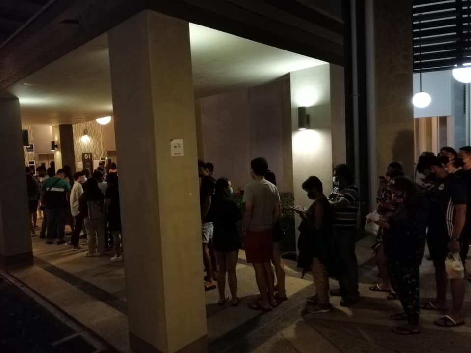 The queue at Dawson SkyVille that inconvenienced residents on New Year's Eve. Source: Facebook/Dawson SkyVille SkyTerrace
