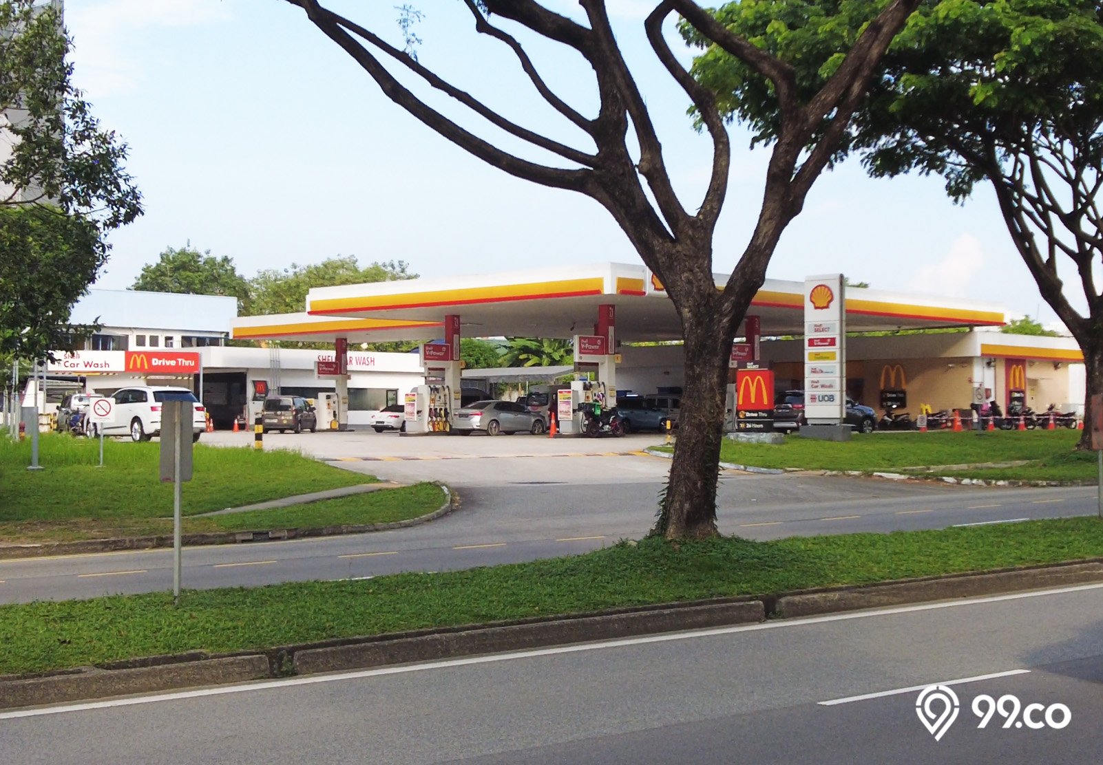 Shell petrol kiosk with McDonald's drive-through at Hougang Avenue 3