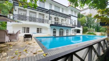 Holland Park good class bungalow pool view