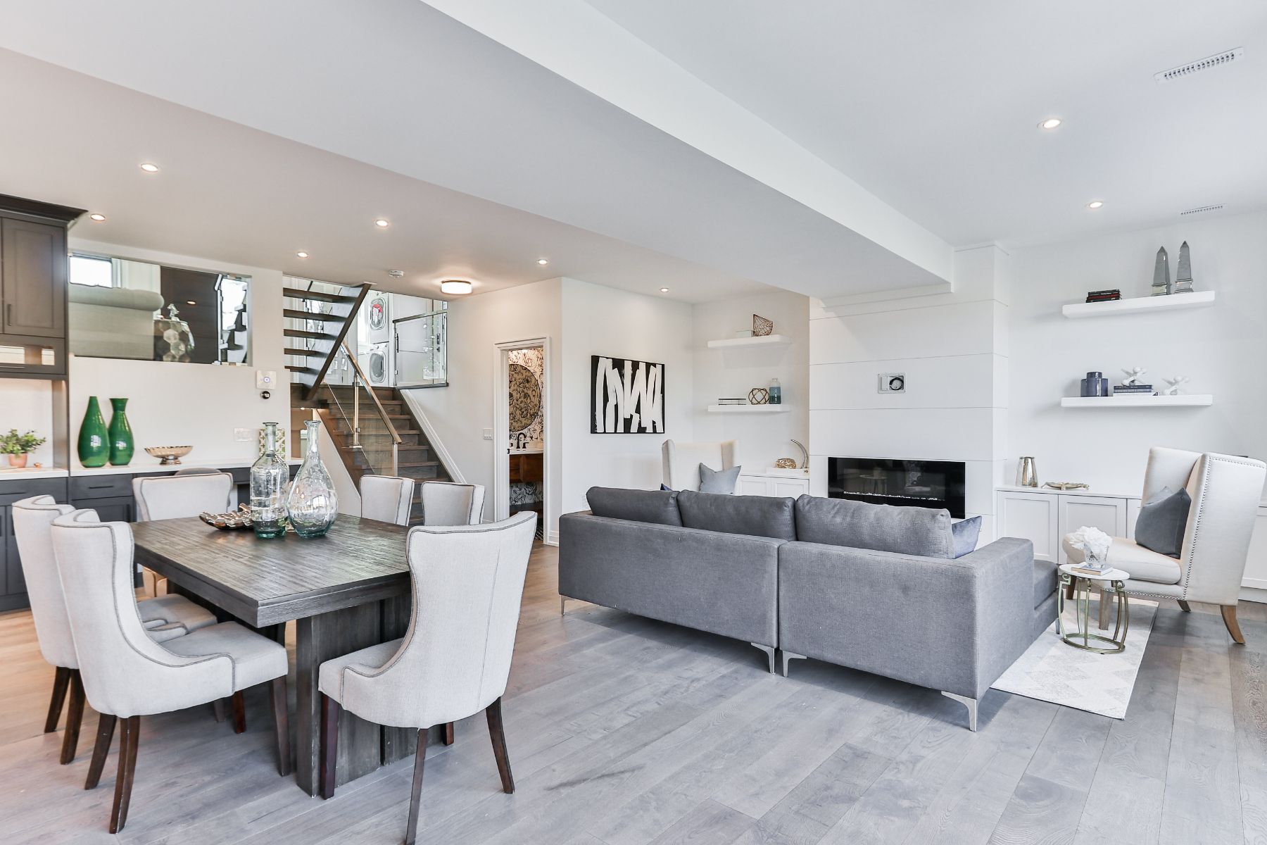 Apartment living / dining room