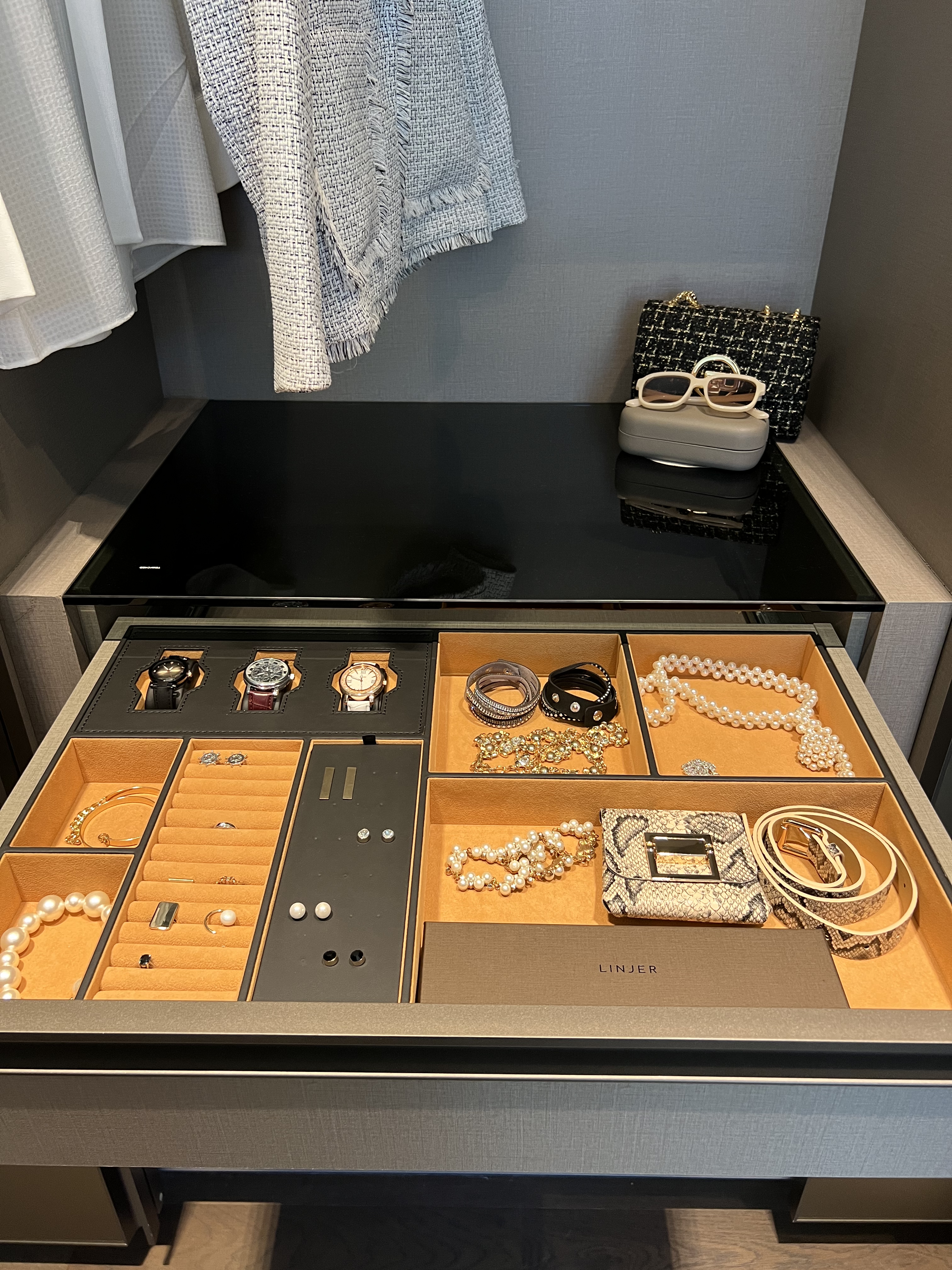 accessories drawer liv at mb showflat