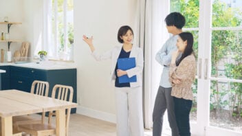 property agent bringing buyers for viewing
