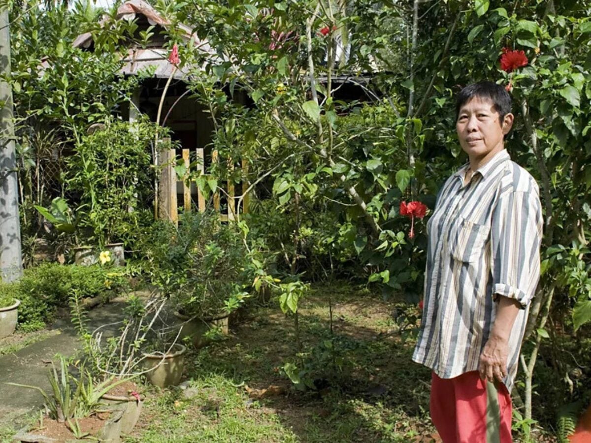 landlady-sng-kampong-lorong-buangkok-singapore