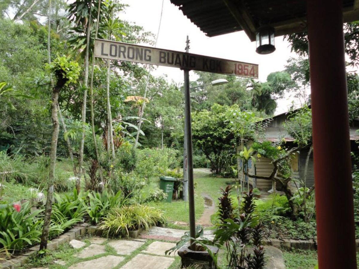 signpost-kampong-lorong-buangkok-singapore